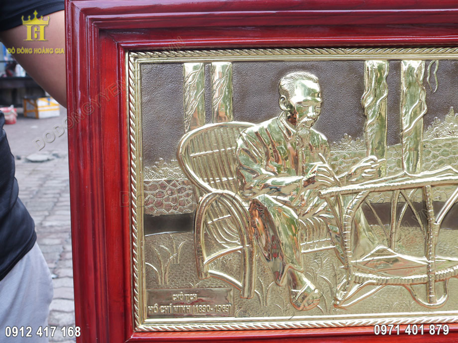 Tranh đồng b&aacute;c hồ ngồi ghế m&acirc;y được treo tại ph&ograve;ng kh&aacute;ch, ph&ograve;ng l&agrave;m việc